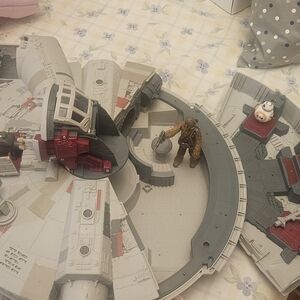 Star Wars Millennium Falcon Playset - Gray and Red